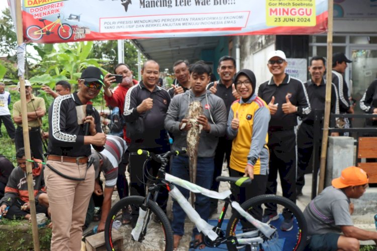 Sebagai Pemenang, Devri Maulana, Mendapat Hadiah Utama Berupa Sepeda Kayuh Dari Kapolres Magelang Kota, AKBP Herlina. Istimewa/RMOLJawaTengah