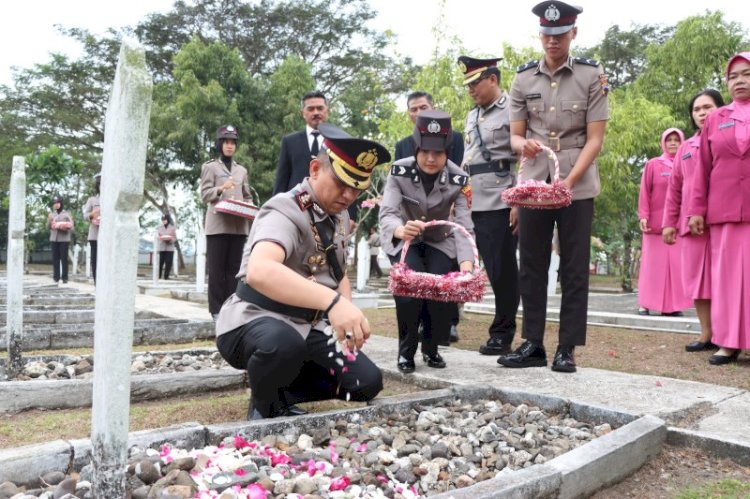 Kapolres Kebumen AKBP Recky menaburkan bunga di salah satu pusara makam pahlawan yang berbaring di TMP Bumi Wira Bhakti Kebumen. Budi Agung/RMOLJateng