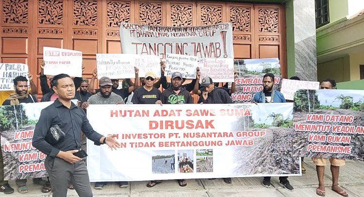 Puluhan warga Papua membentang spanduk menuntut tanggung jawab Nicholas Nyoto Prasetyo alias Nico atas perusakan lahan adat di tanah Papua, Senin (24/6).Erna Yunus B/RMOLJateng
