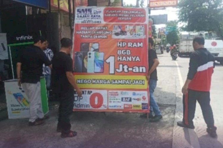 Satpol PP Kota Semarang menertibkan reklame iklan konter di Jalan Gajah Raya dan Tlogosari. Dicky Aditya/RMOLJateng