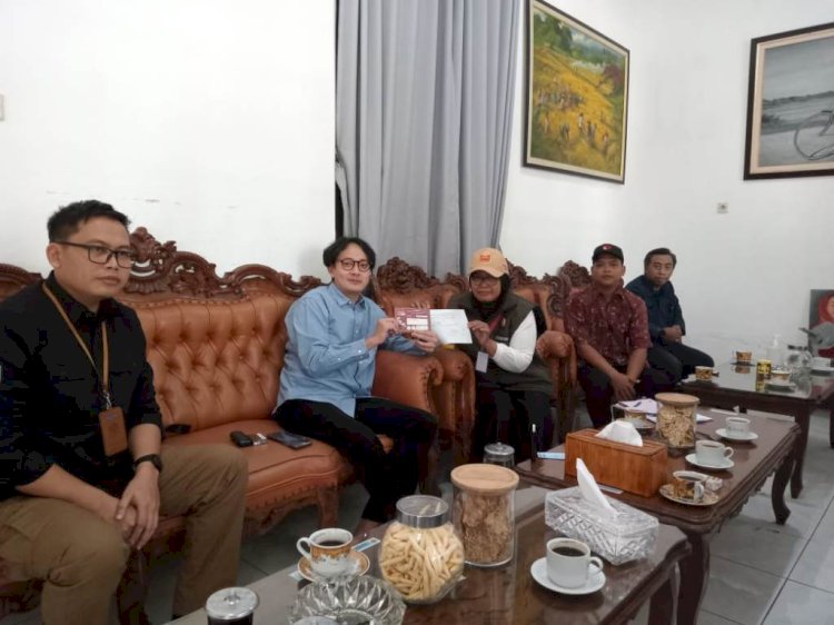 Ketua DPRD Purworejo Dion Agasi Setiabudi memegang stiker tanda telah dilakukan pencoklitan oleh petugas Pantarlih usai dilakukan pendataan di rumah dinasnya. Budi Agung/RMOLJateng