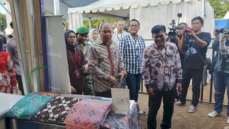 Kepala Perwakilan Bank Indonesia Tegal, Marwadi (kiri) bersama sekda Kota Pekalongan Nur Priyantomo mengunjungi stan Sampan Digifest 2024 di Kota Pekalongan 