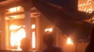 Api menghanguskan dua rumah milik Bendahara PCNU Grobogan, Kasman, Sabtu (29/6) dini hari. Istimewa /RMOLJateng
