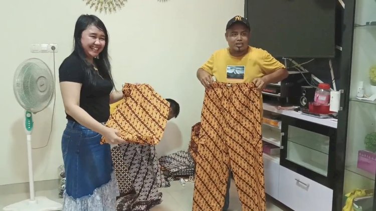 Pengusaha sekaligus konten kreator asal Makassar, Agus Muin datangi pengusaha batik di Pekalongan. IST