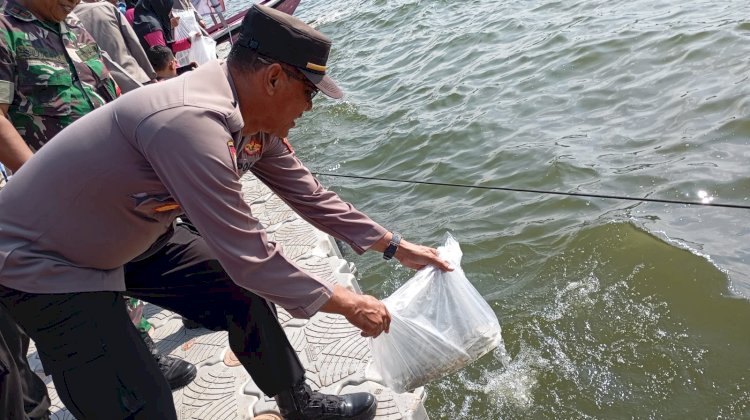 Kapolres Tegal AKBP Mochamad Sajarod Zakun menebar benih ikan Nila di Waduk Cacaban. IST.