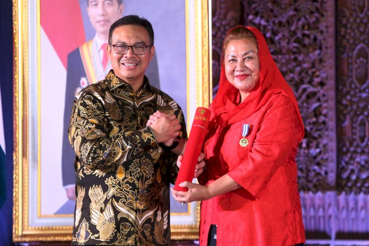 Wali Kota Semarang, Hevearita Gunaryanti Rahayu, menerima penghargaan Manggala Karya Kencana yang diberikan oleh Kepala BKKBN RI, Hasto Wardoyo, di Grand Merapi Ballroom, PRPP Semarang, Jumat (28/6) malam. Istimewa