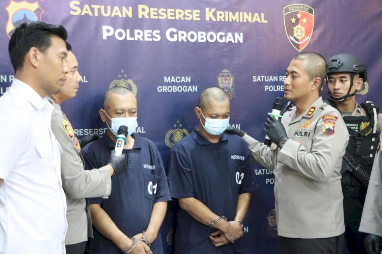 Kapolres Grobogan AKBP Dedy Anung Kurniawan saat mengintrogasi pelaku pembunuhan perempuan terapis di Bantengmati Grobogan Jawa Tengah, Sabtu (29/6) siang. Rubadi/RMOLJateng.