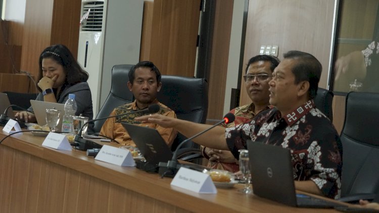 Pemimpin media lokal yang cukup bergengsi RMOLJateng yang juga salah satu Ketua Jaringan Media Siber Indonesia (JMSI), Jayanto Arus Adi (paling kanan-red) saat memberikan pandangannya dalam Telekonferensi Menara USM, Selasa (25/6) lalu.  Dok.RMOLJateng