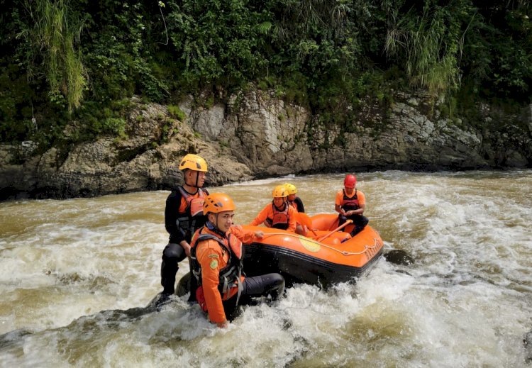 Tim Basarnas Bersama BPBD Wonosobo Saat Mencari Korban Di Sungai Serayu. Dokumentasi BPBD Wonosobo/RMOLJawaTengah