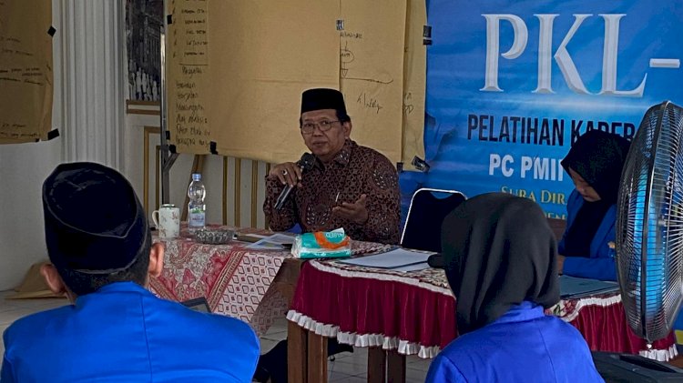 Ketua Pengurus Besar IKA PMII memberikan pendidikan kepada kader PMII yang mengikuti Pendidikan Kader Lanjutan (PKL) di Grobogan. Rubadi/RMOLJateng.
