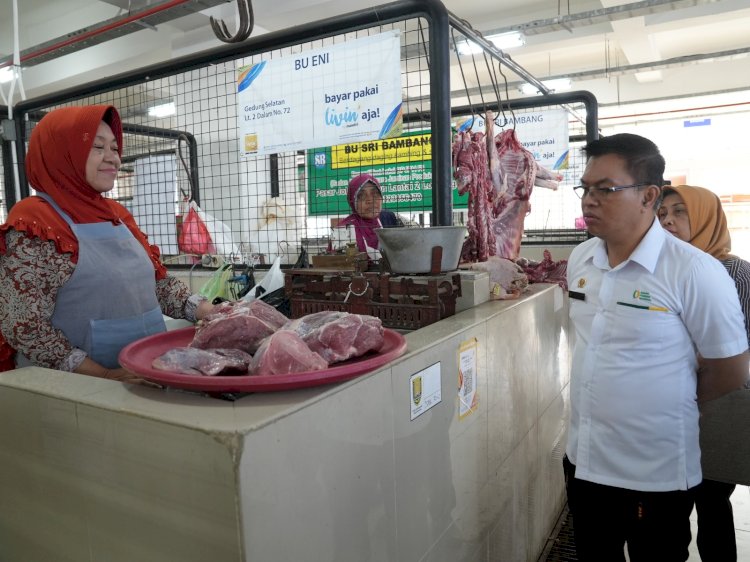 Deputi Ketersediaan dan Stabilitas Pangan Badan Pangan Nasional (Bapanas) memantau harga di pasar Johar Semarang, Minggu (30/6). Istimewa 