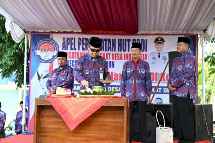 Bupati Arif Sugiyanto memotong tumpeng peringatan hari lahir ke-18 PPDI tingkat Kabupaten Kebumen. Budi Agung/RMOLJateng