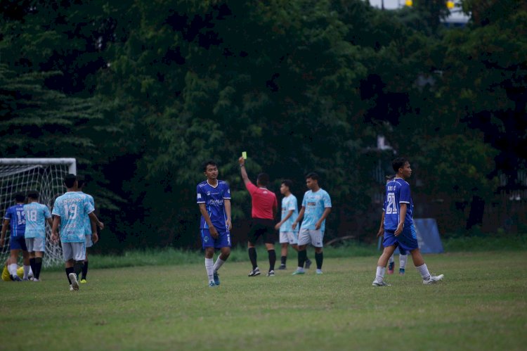 Wasit mengeluarkan kartu merah saat pertandingan mempertemukan AMN FC dengan Persije Jekulo Sukun U23 League. Istimewa