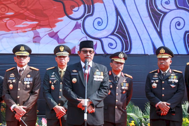 Pj Gubernur Nana Sudjana Saat Mengikuti Upacara HUT Bhayangkara Ke 78 Yang Digelar Polda Jateng Di Semarang (1/7). Istimewa/RMOLJawaTengah