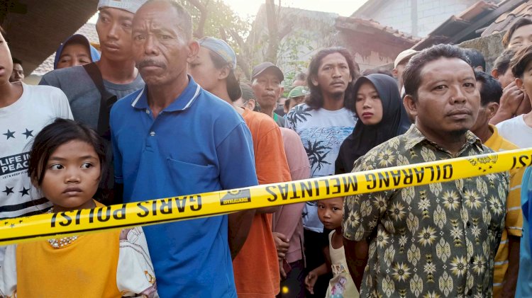 Warga memenuhi sekitar lokasi korban dengan luka gorok leher, di Karangasem Wirosari Grobogan Jawa Tengah, Selasa (2/7). Rubadi/RMOLJateng.