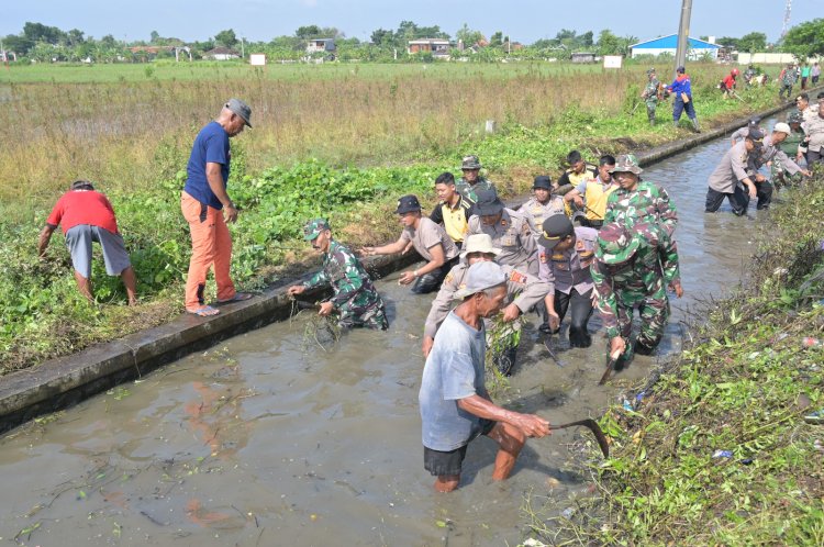 Hari Juang Tni Ke Personel Tni Polri Dan Masyarakat Bersihkan Saluran Irigasi Sungai Bladon